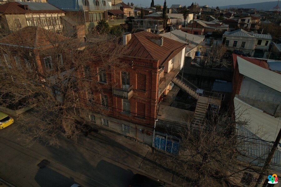 A three-story house in the Elia district