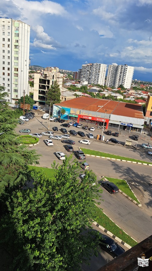 ზასტავაზე, გზის პირას, სპარის წინ ქირავდება ბინა