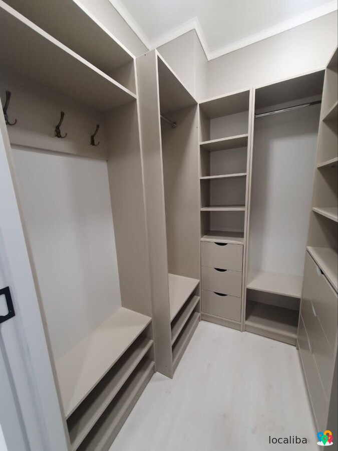 A vendre spacieux appartement lumineux 1+1 avec dressing séparé.