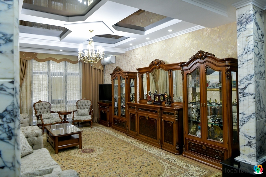 A Kutaisi, dans le quartier central de la ville, Balakhvani, un appartement de 5 pièces est à vendre
