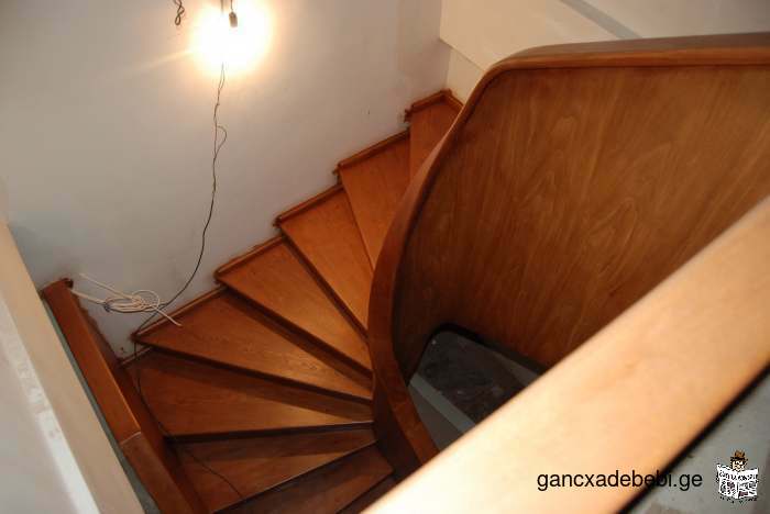 Des escaliers en bois dans un