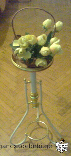 Искусственные цветы розы в декоративной корзине с цветами / цветочная корзина / цветочная корзинка