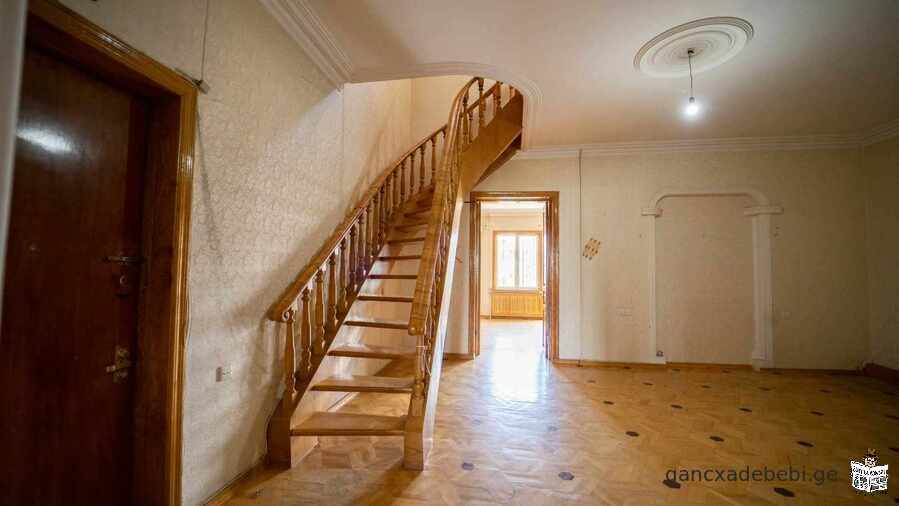 Продается очень хорошая двухуровневая квартира на проспекте Казбеги, общей площадью 273 кв.м
