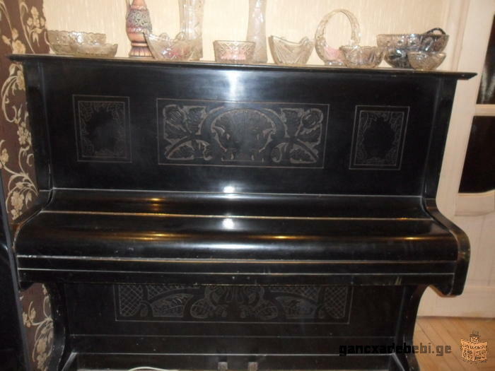 продается антикварное черное пианино