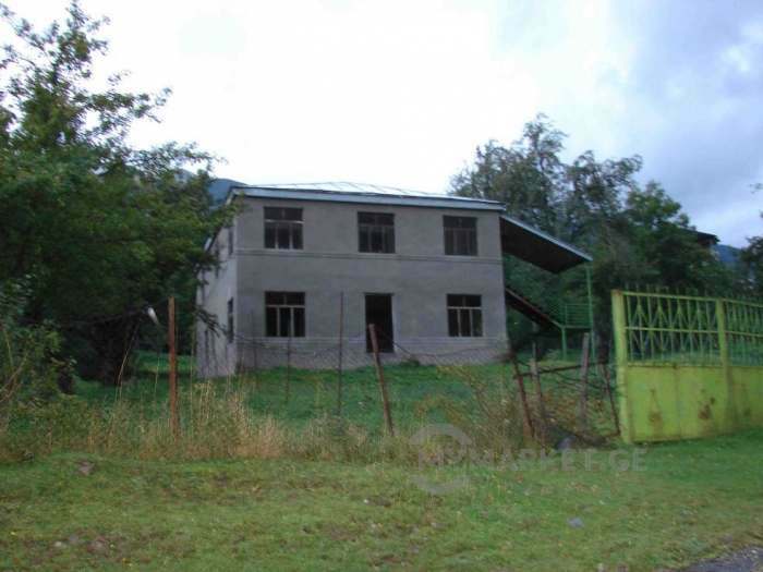 продаю двух этажный дом на военно-грузинской дороге сел.Квешети