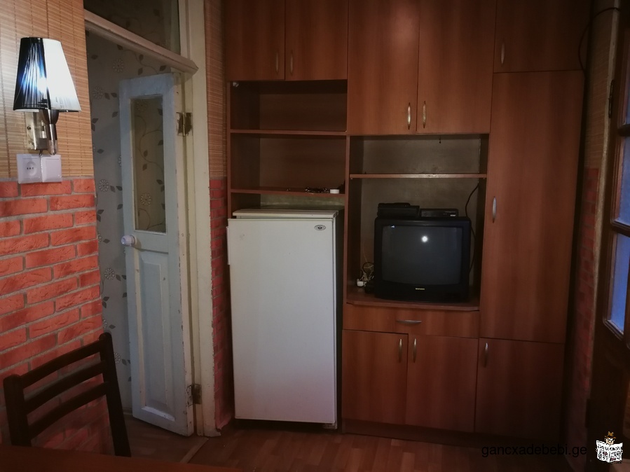 срочно здаётся полутора комнатная чистая квартира, в центре тбилиси, на углу тамар мепе и ниношвили