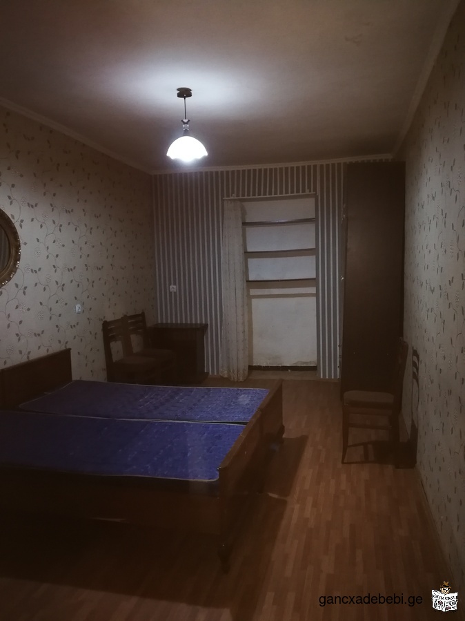 срочно здаётся полутора комнатная чистая квартира, в центре тбилиси, на углу тамар мепе и ниношвили